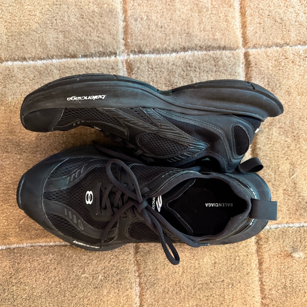 Balenciaga men’s circuit sneaker in black.